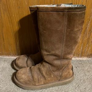 Beautiful UGG Tall Suede Sheep Fur Lined Zip Boots. Size 8.